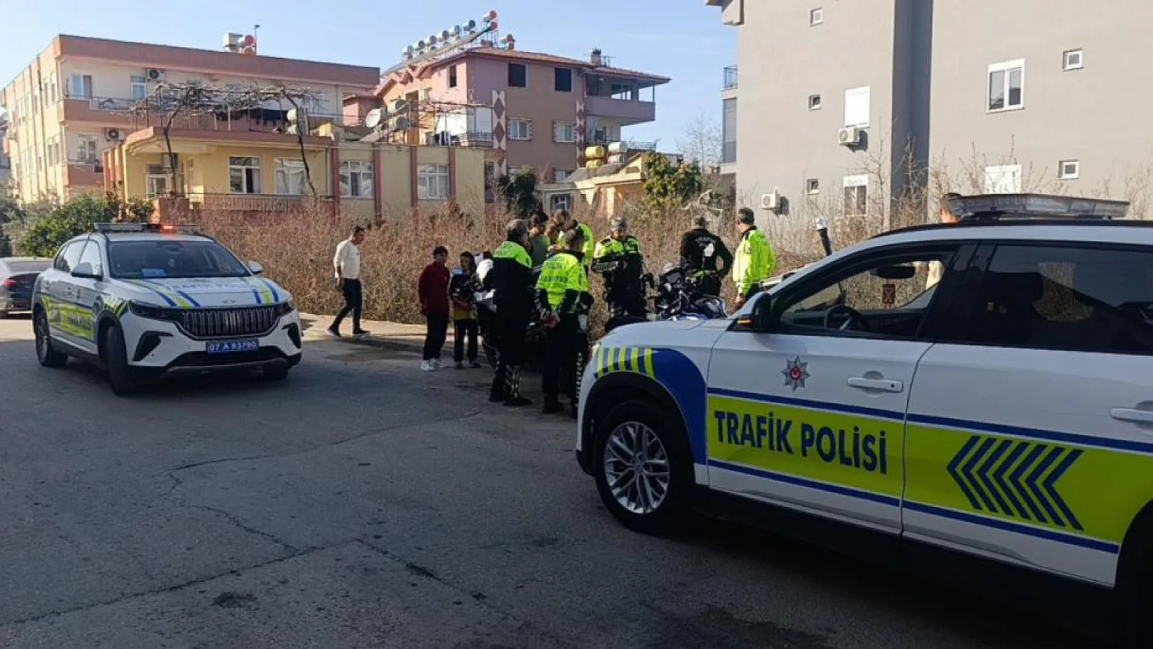 Antalya'da polisi görünce motosikleti bahçeye atan sürücü ceza yemekten kurtulamadı