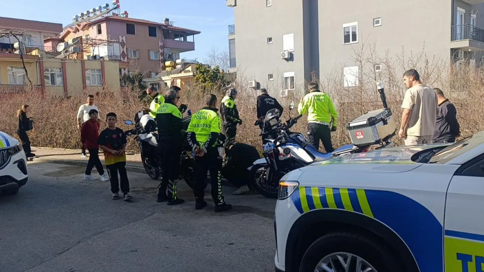 Antalya'da polisi görünce motosikleti bahçeye atan sürücü ceza yemekten kurtulamadı