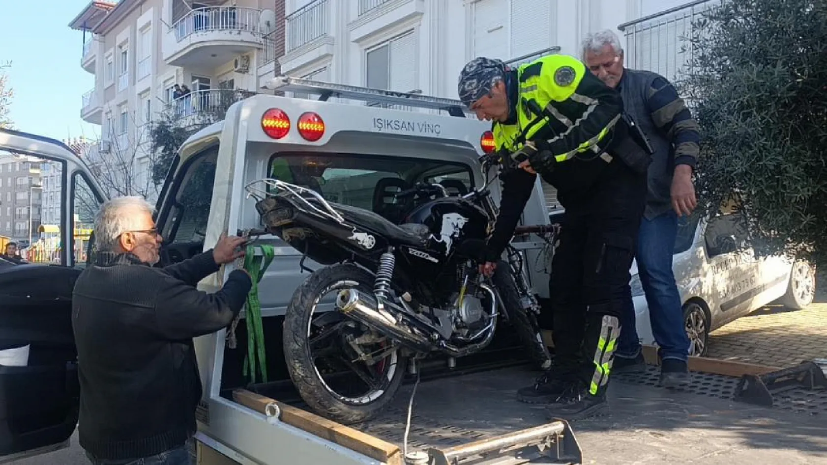 Antalya'da polisi görünce motosikleti bahçeye atan sürücü ceza yemekten kurtulamadı