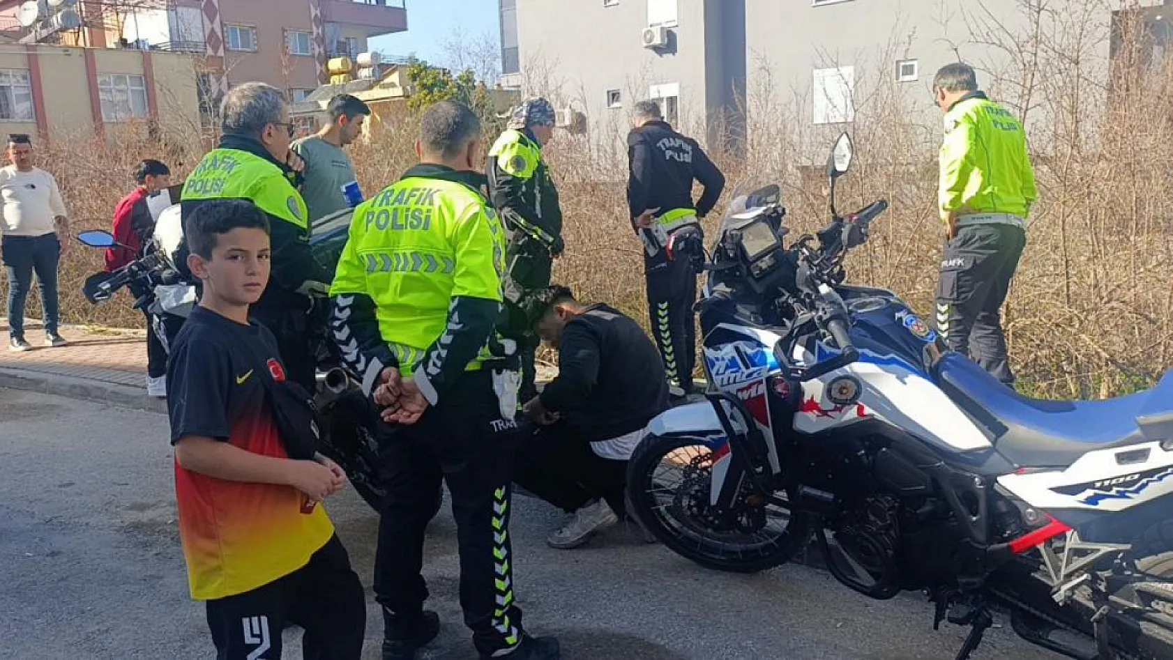 Antalya'da polisi görünce motosikleti bahçeye atan sürücü ceza yemekten kurtulamadı