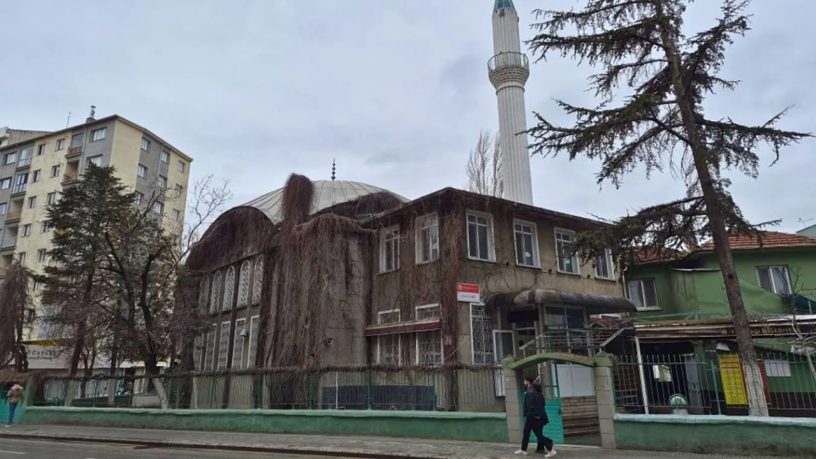 Ramazan ayında sadaka kutusunu kırıp paraları çaldılar