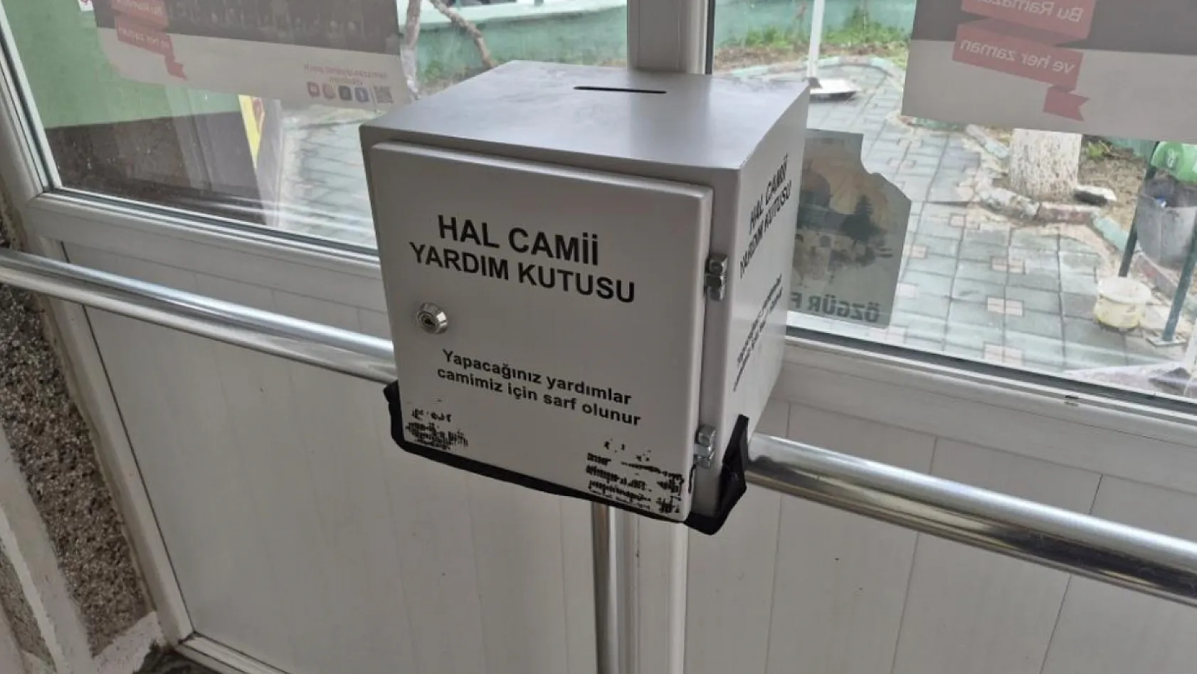 Ramazan ayında sadaka kutusunu kırıp paraları çaldılar