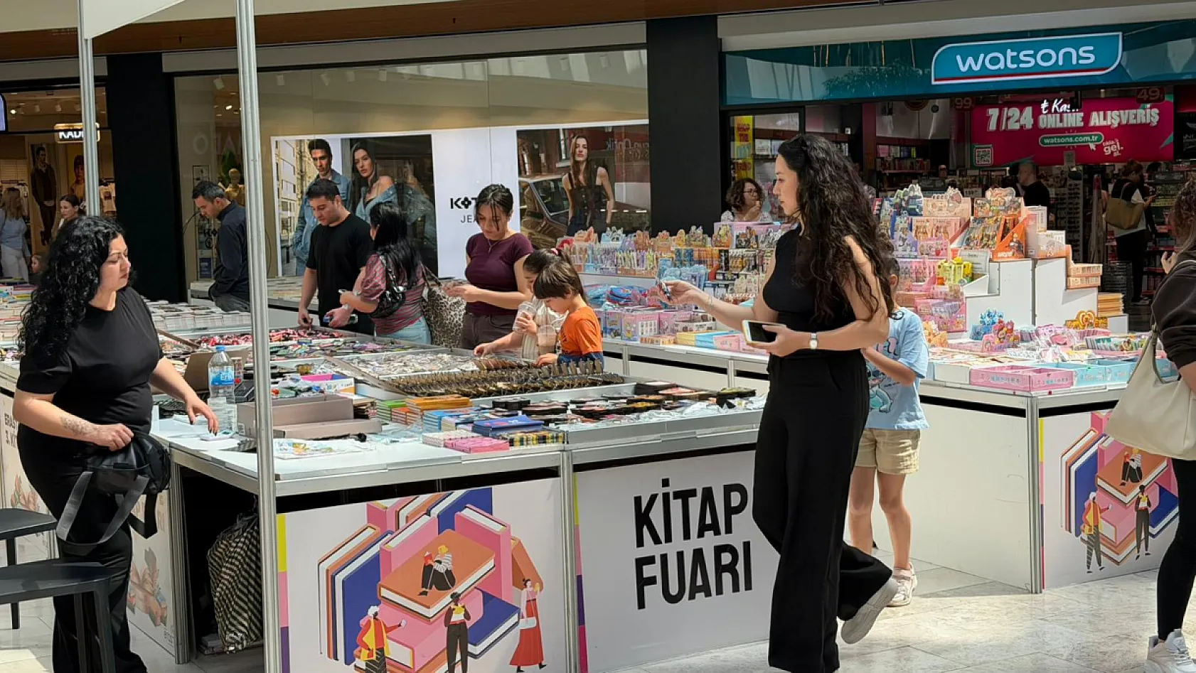 Renkli stantlar, zengin içerik: Fethiye'de Kitap Fuarı'na yoğun ilgi