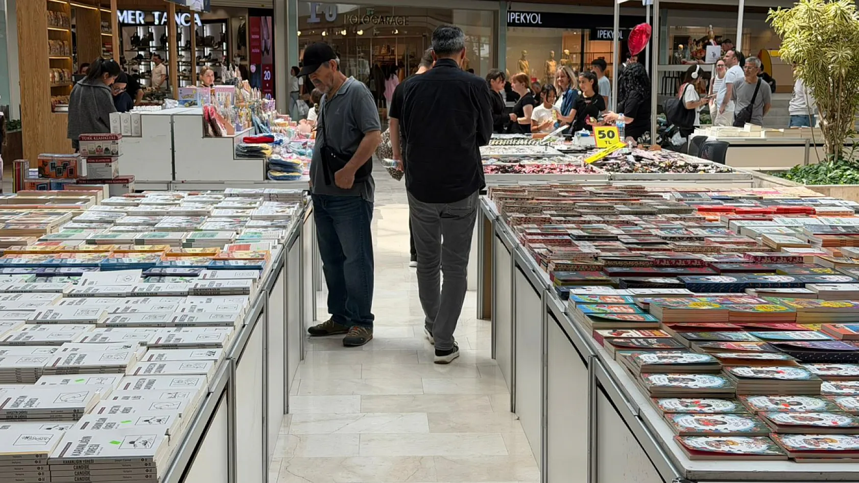 Renkli stantlar, zengin içerik: Fethiye'de Kitap Fuarı'na yoğun ilgi
