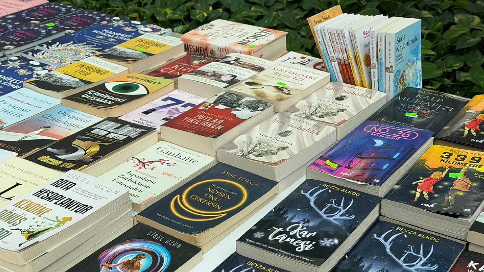Renkli stantlar, zengin içerik: Fethiye'de Kitap Fuarı'na yoğun ilgi