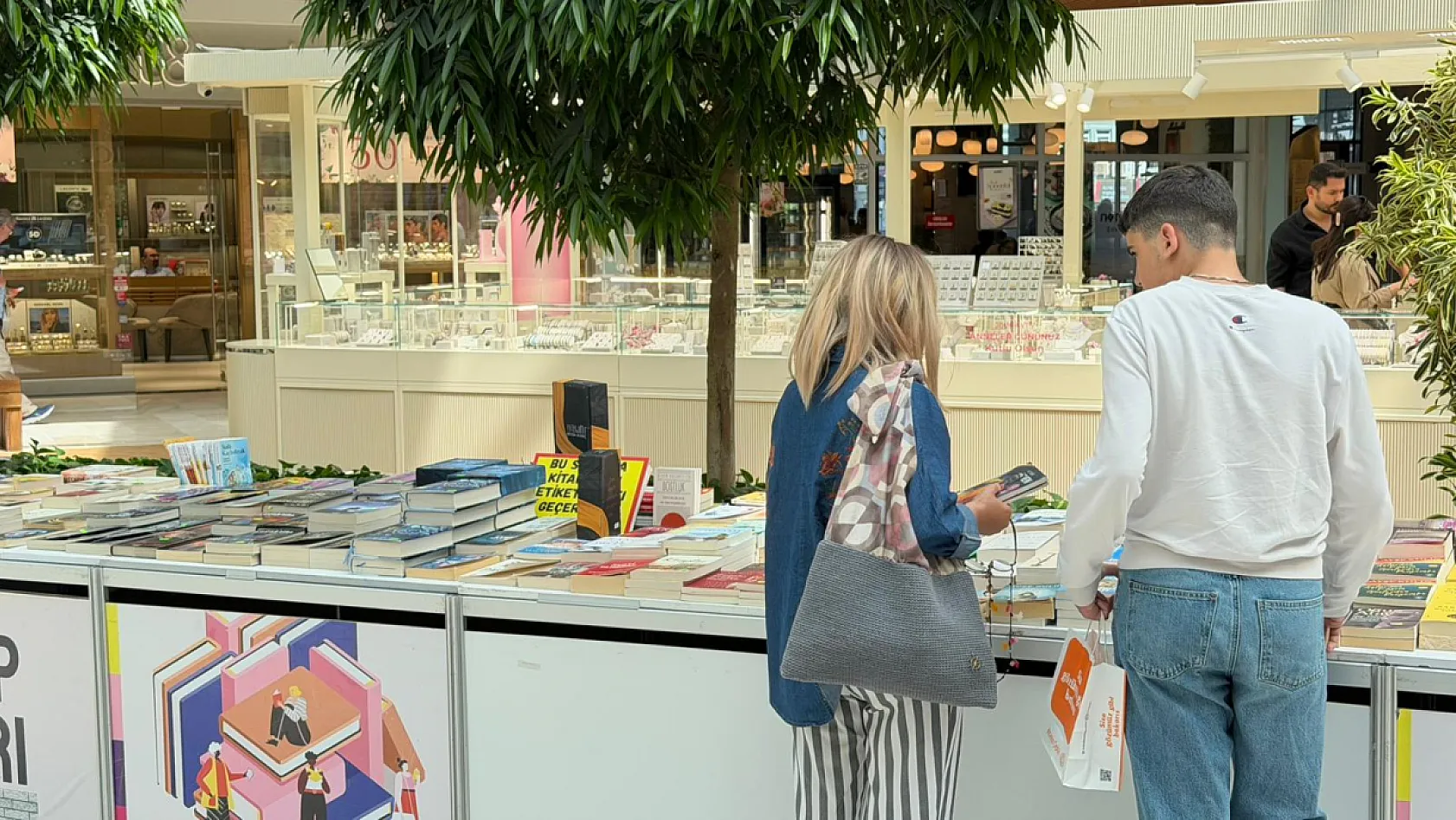 Renkli stantlar, zengin içerik: Fethiye'de Kitap Fuarı'na yoğun ilgi
