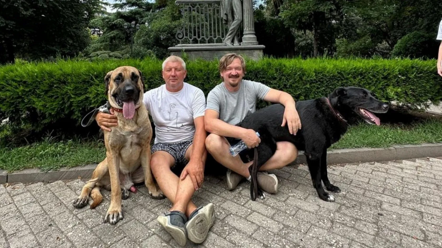 Antalya'da Rus sahipleri, kaybolan köpeklerini sokak sokak arıyor: Canlı bulana 100 bin, ölü bulana 10 bin ödül