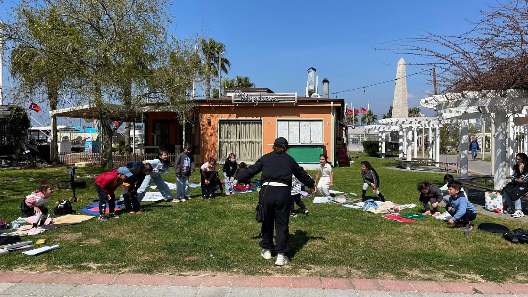 Sahil kenarında sanat: Fethiyeli Çocuklar doğaya bakarak resim yapıyor