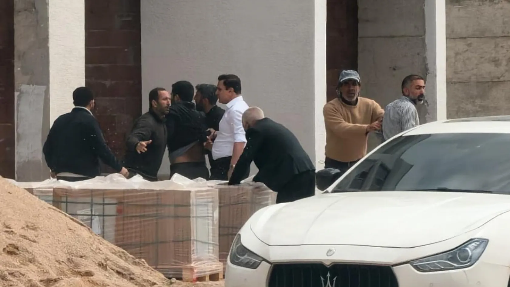 Şantiye savaş alanına döndü: Sopalar, yumruklar havada uçuştu