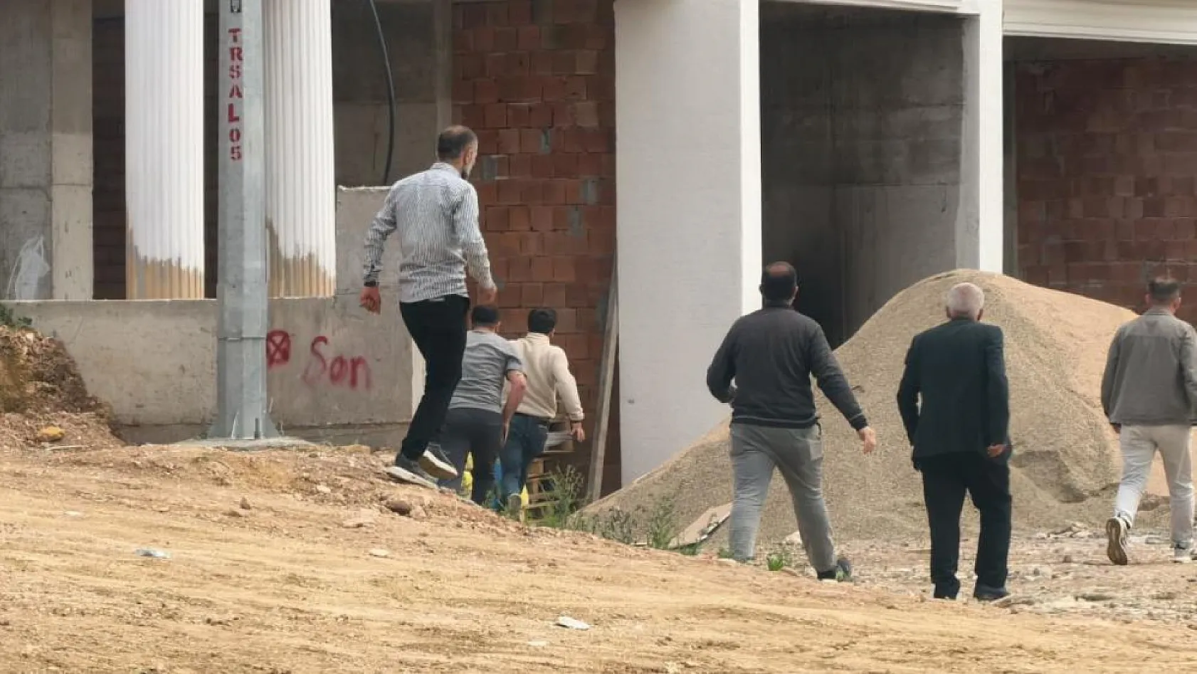 Şantiye savaş alanına döndü: Sopalar, yumruklar havada uçuştu