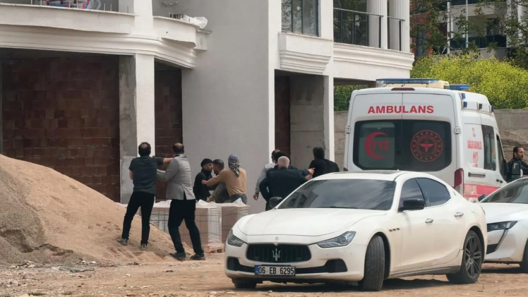 Şantiye savaş alanına döndü: Sopalar, yumruklar havada uçuştu