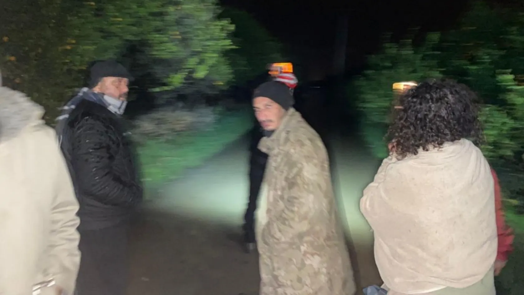 Sel sularının bastığı barınakta mahsur kalan 27 köpek botlarla kurtarıldı