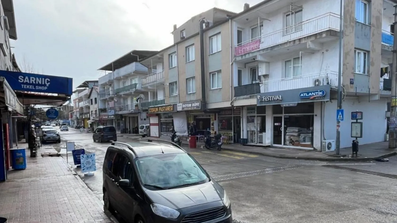 Sürücünün şekeri düştü, kontrolden çıkan araç çarşıyı birbirine kattı