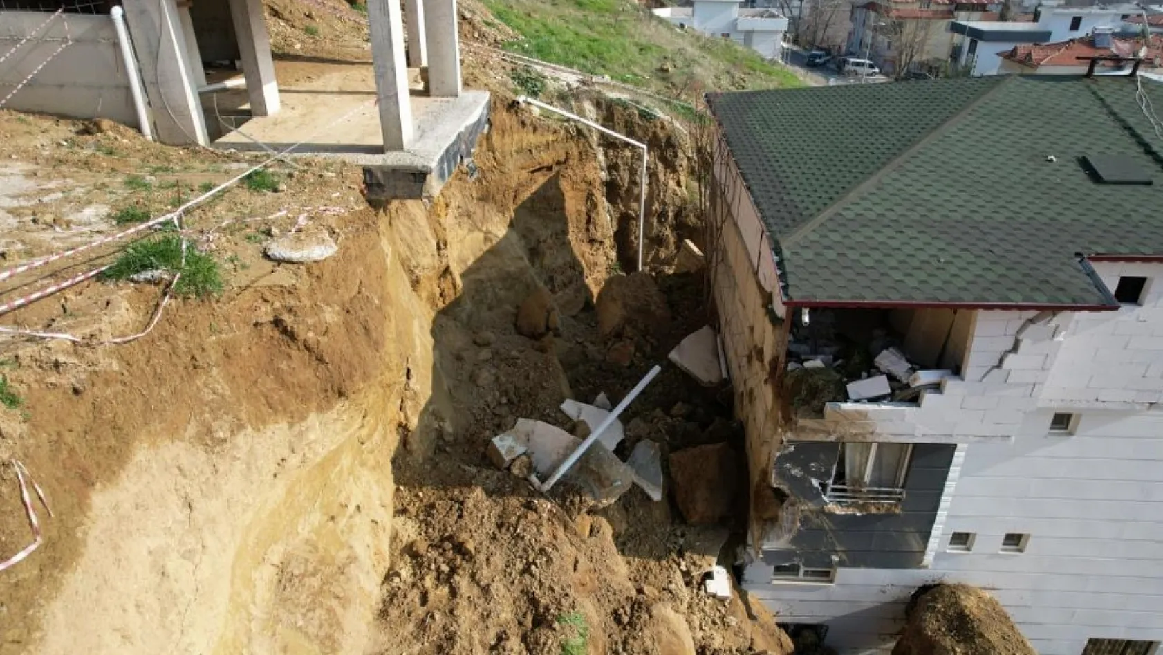 Denizli'de komşu binaları çökme noktasına getiren kazı kaçak çıktı