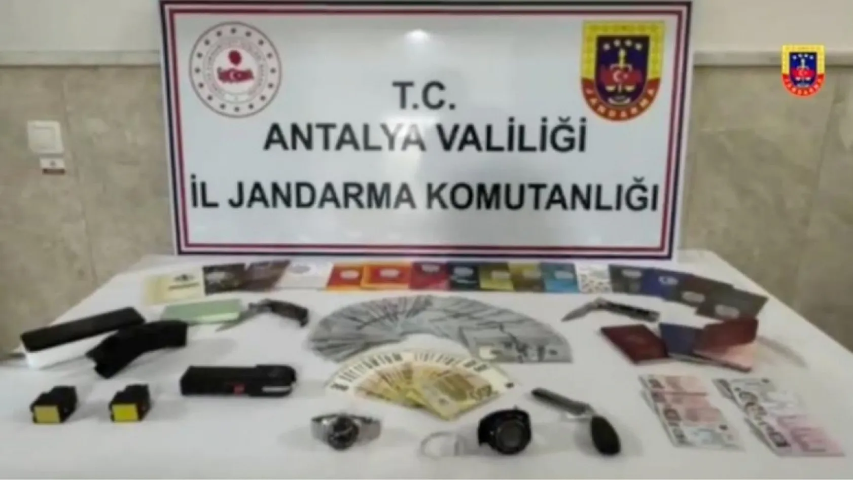 Silahla tehdit edilerek evine girilen kadının ellerini bağlayıp yüz tanıma sistemiyle hesabından 18 bin euro çektiler