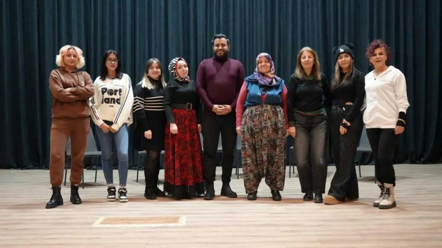 Çocukları sosyalleşsin diye geldi, sahnenin yıldızı oldu