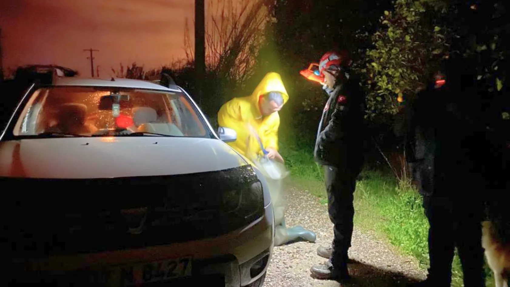Sel sularının bastığı barınakta mahsur kalan 27 köpek botlarla kurtarıldı