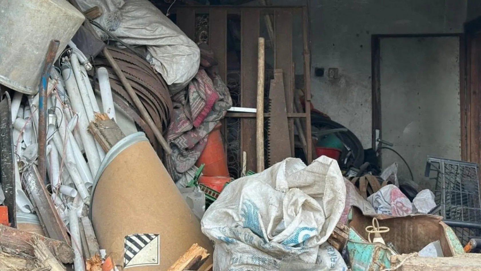 Evinden kamyonlar dolusu çöp çıkarılan 76 yaşındaki adam, çatıdan düşerek hayatını kaybetti
