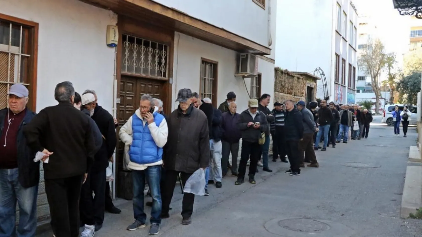 Gizli hayırseverin ücretsiz pide kuyruğu