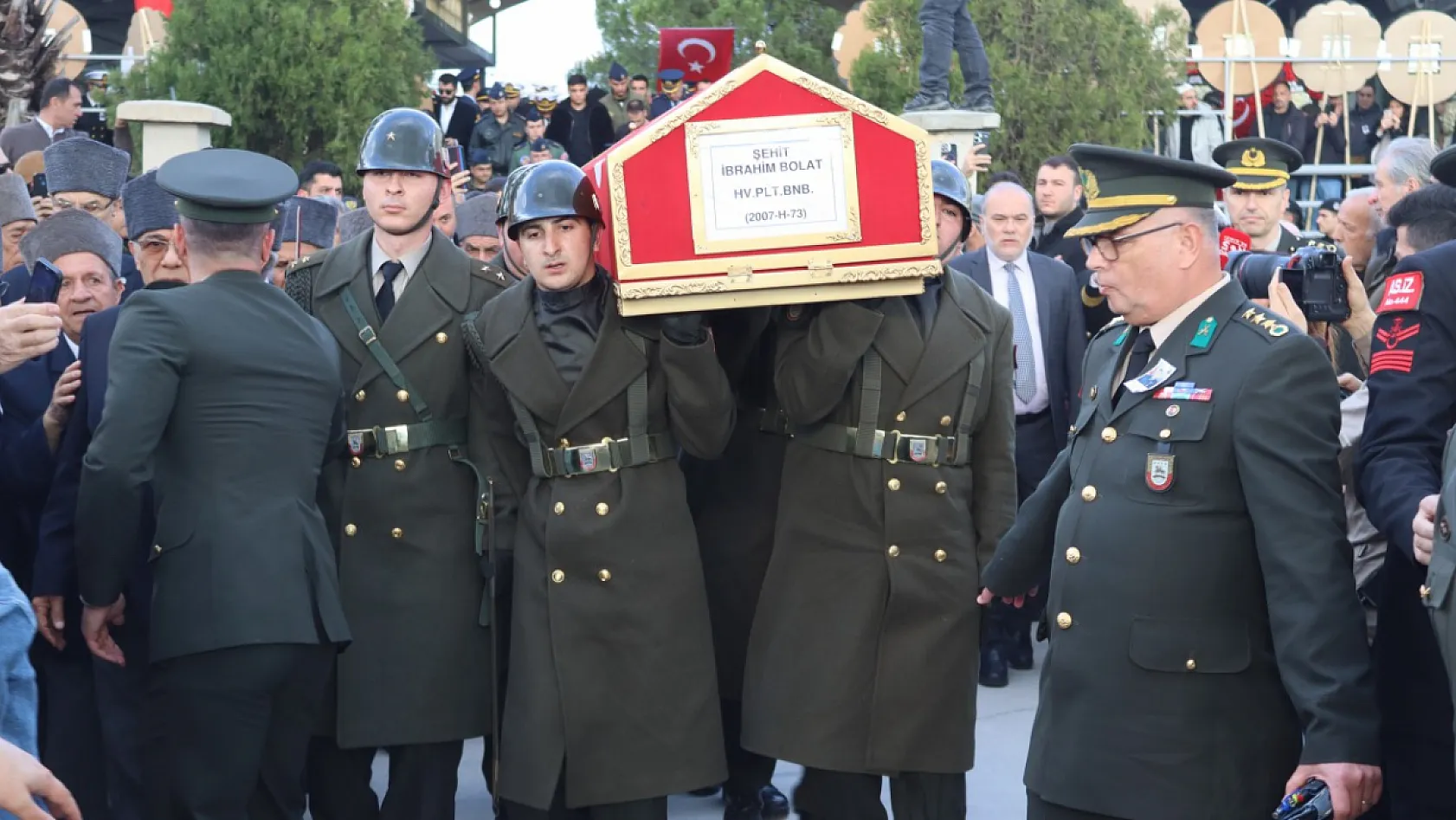 Şehit Pilot Binbaşı İbrahim Bolat İzmir'de son yolculuğuna uğurlandı