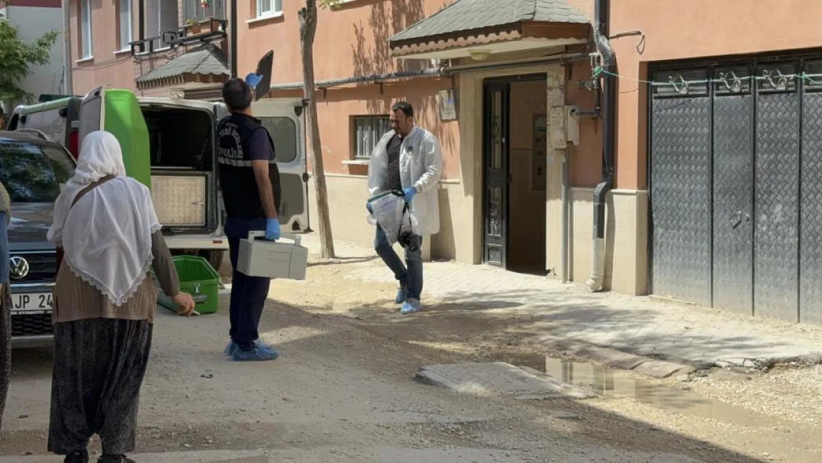 Seslendikleri annelerini yatağında cansız buldular
