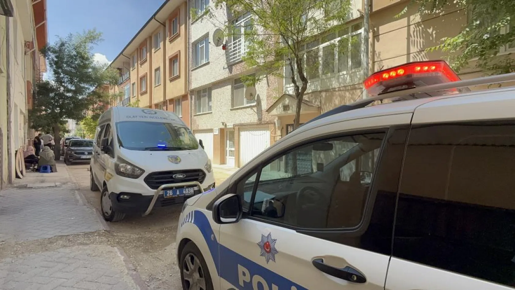 Seslendikleri annelerini yatağında cansız buldular