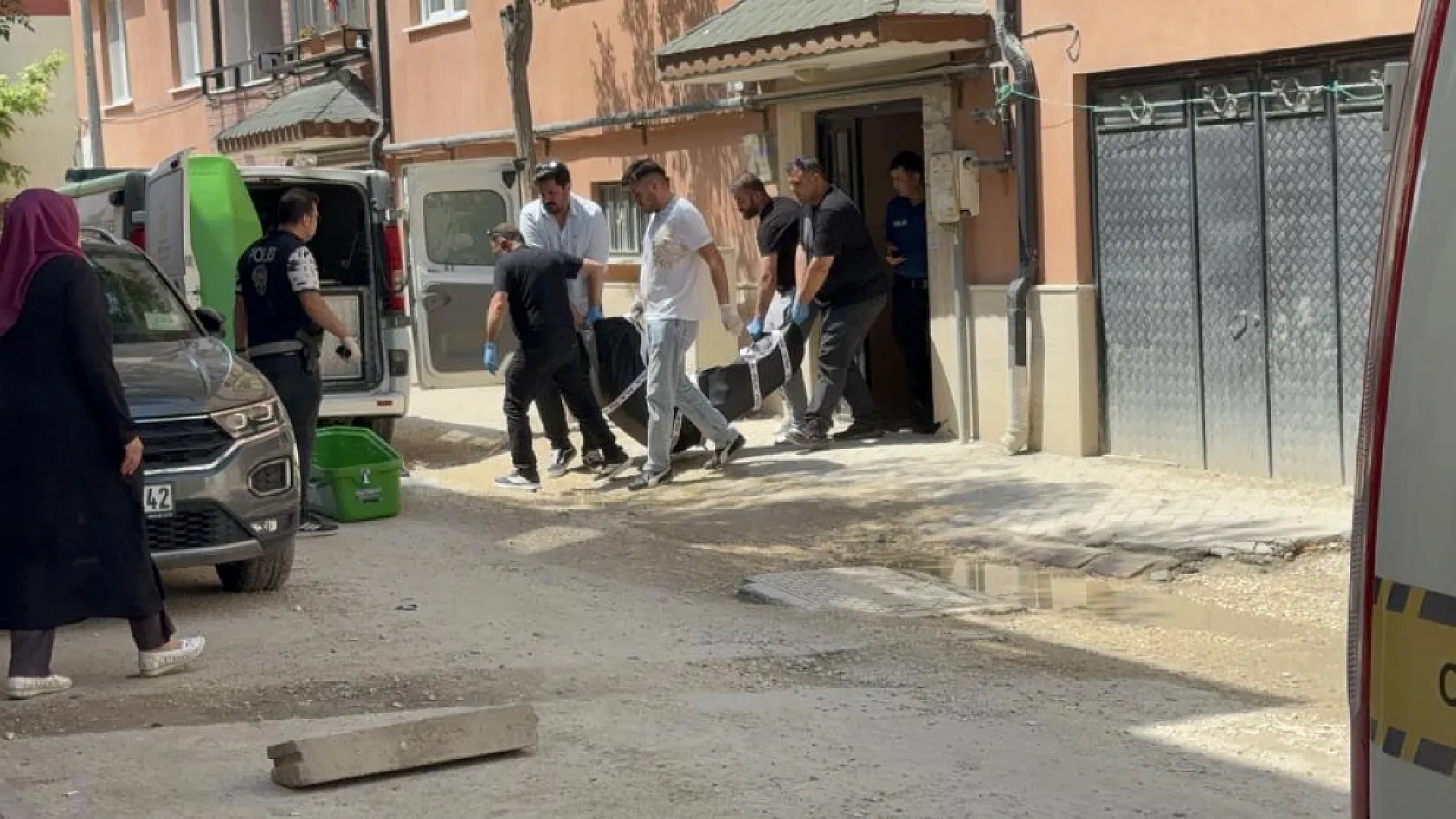 Seslendikleri annelerini yatağında cansız buldular