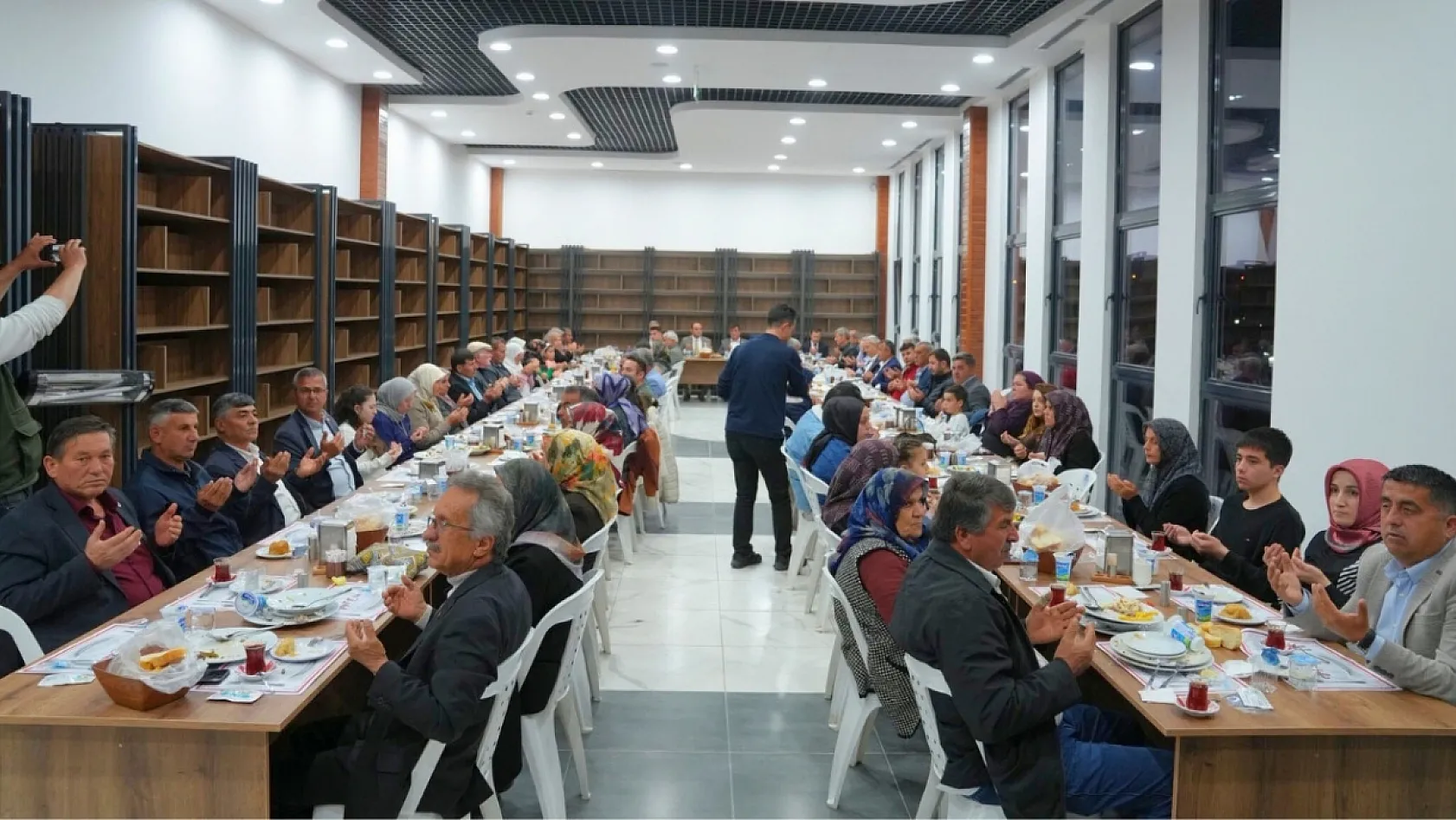 Seydikemer Belediye Başkanı Önder Akdenizli Muhtarlarla İftarda Buluştu