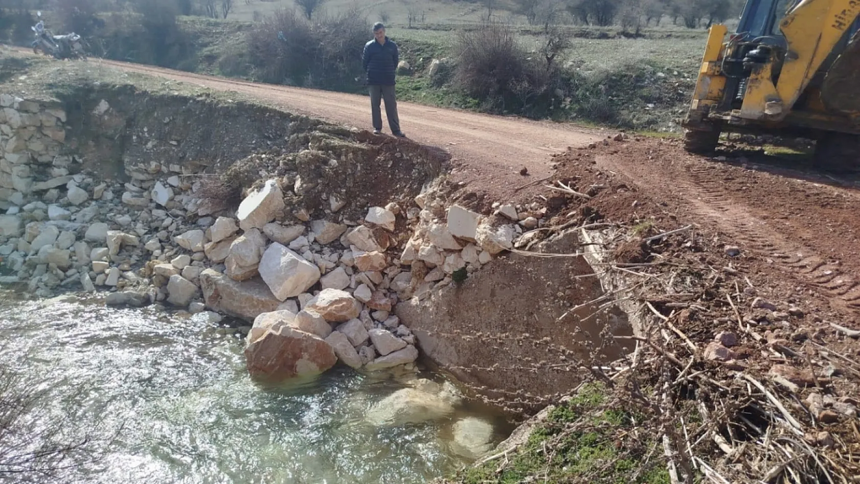 Seydikemer Çobanisa'da yağış sonrası hızlı müdahale: Büzler açıldı, yollar düzenleniyor