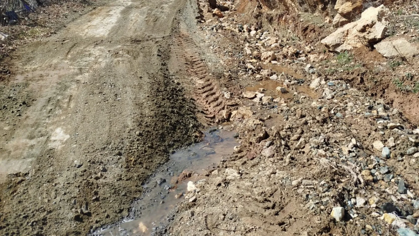 Seydikemer Çobanisa'da yağış sonrası hızlı müdahale: Büzler açıldı, yollar düzenleniyor