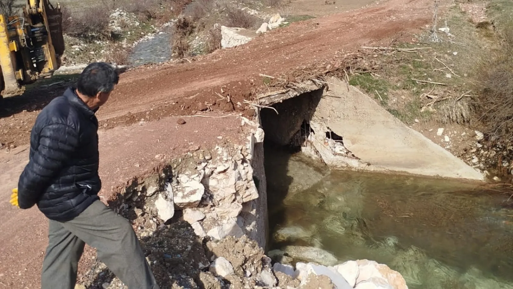Seydikemer Çobanisa'da yağış sonrası hızlı müdahale: Büzler açıldı, yollar düzenleniyor