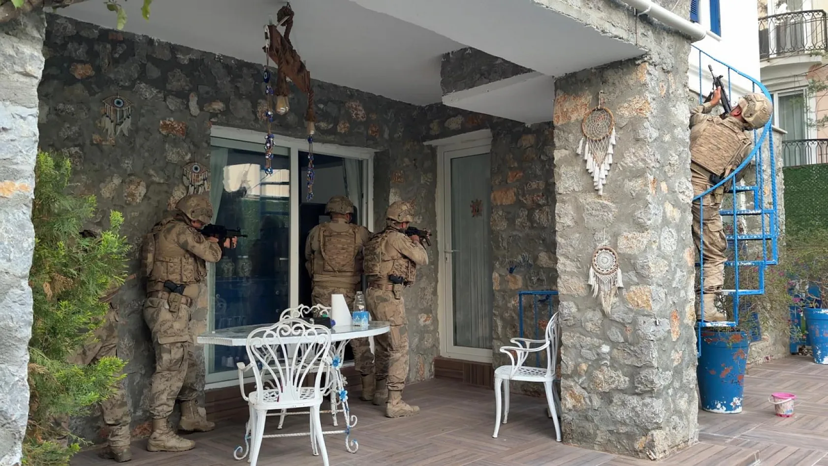 Seydikemer merkezli 'Daltonlar' suç örgütü operasyonunda 12 zanlı yakalandı