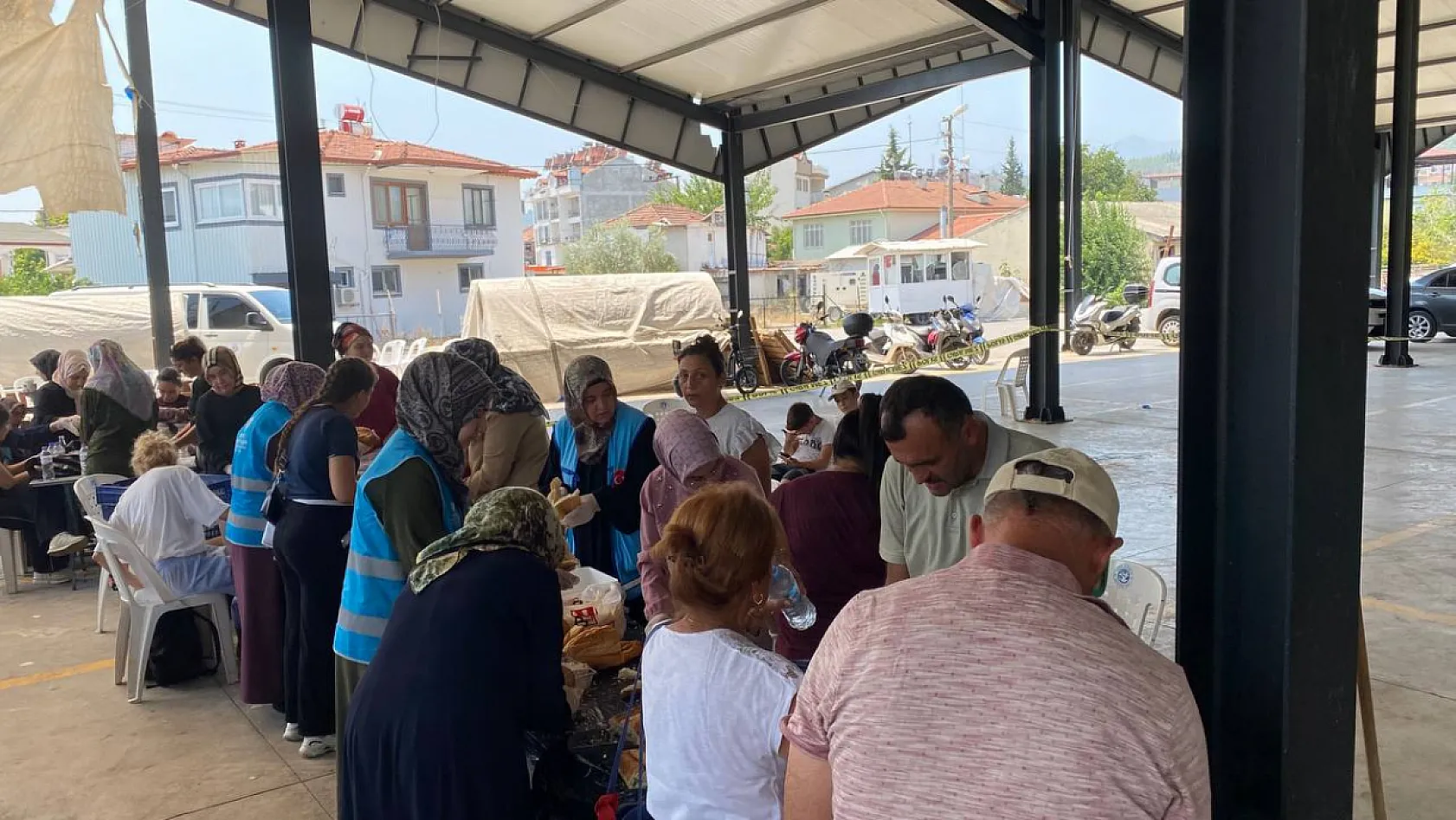 Seydikemer'de dayanışma seferberliği: Koordinasyon merkezinde günde yüzlerce kumanya hazırlanıyor