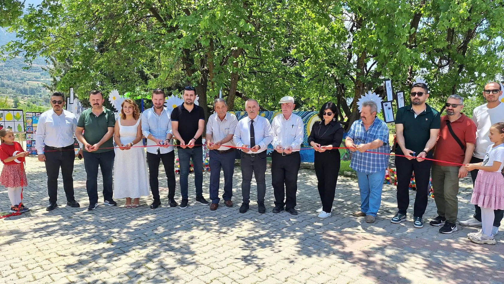 Seydikemer'de minik ressamlar eserlerini ziyaretçilerin beğenisine sundu