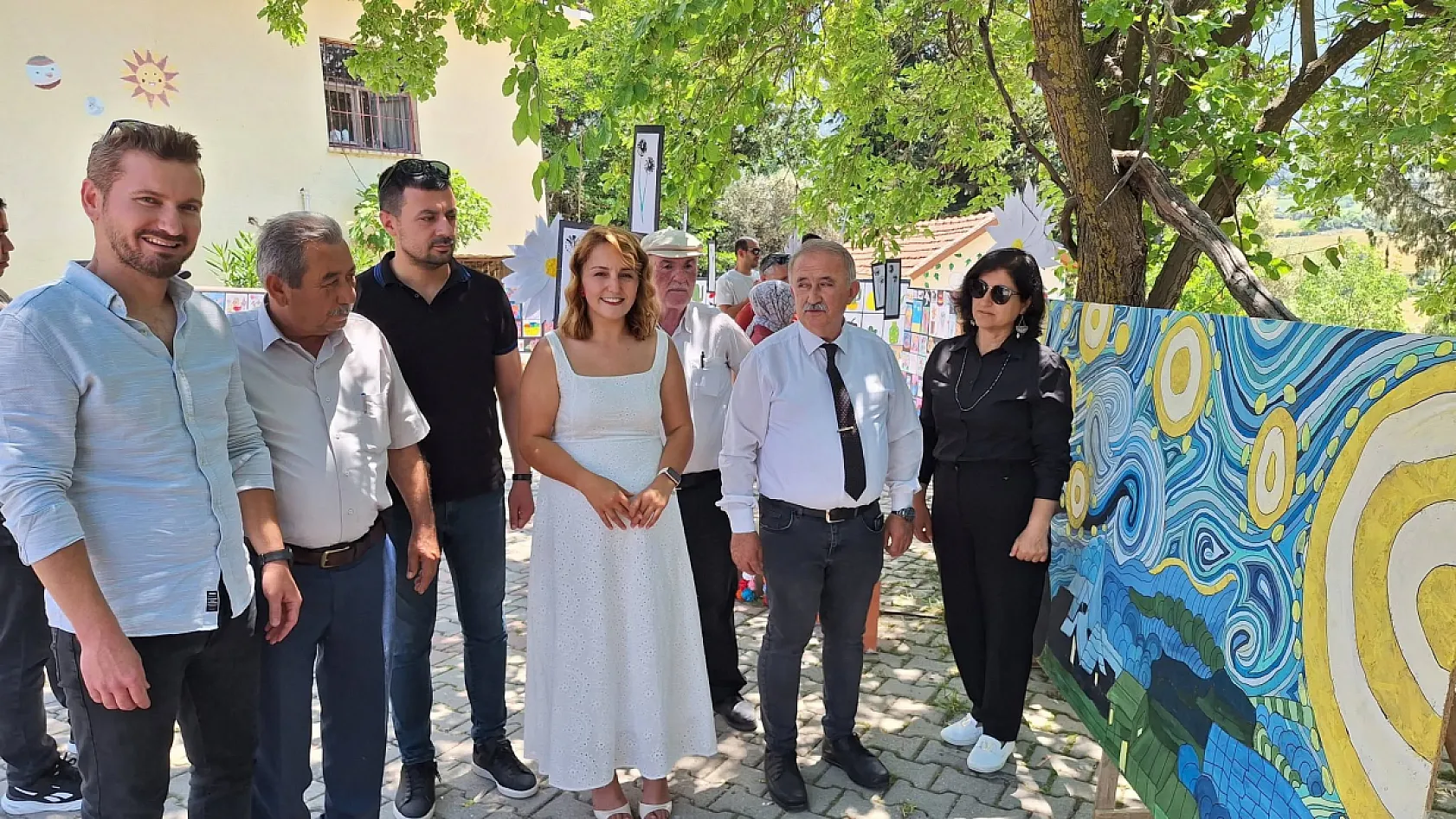 Seydikemer'de minik ressamlar eserlerini ziyaretçilerin beğenisine sundu