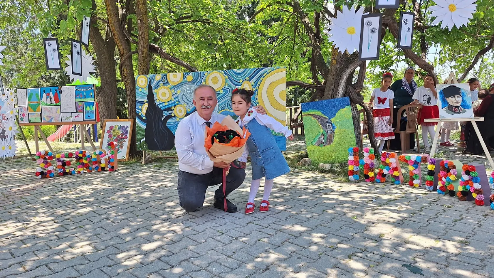 Seydikemer'de minik ressamlar eserlerini ziyaretçilerin beğenisine sundu
