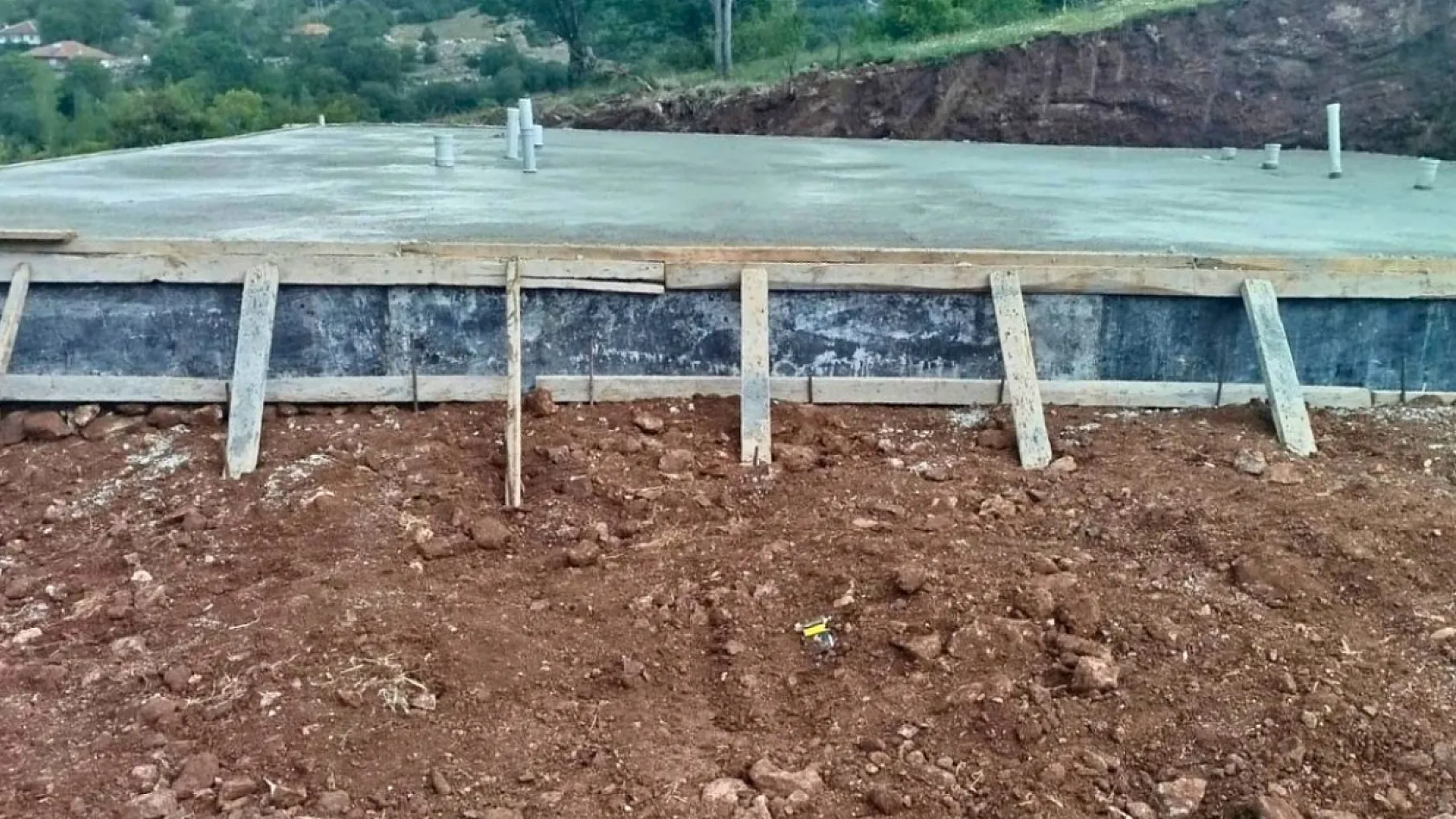Seydikemer'de Muhtardan Örnek Davranış: İnşaatta Kendi de Çalışıyor