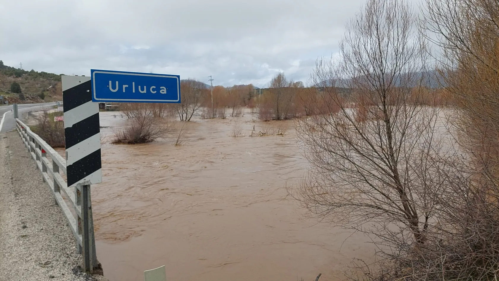 Seydikemer'de sağanak yol kapattı: Urluca Köprüsü'nden Yayla Patlangıç'a geçiş yok