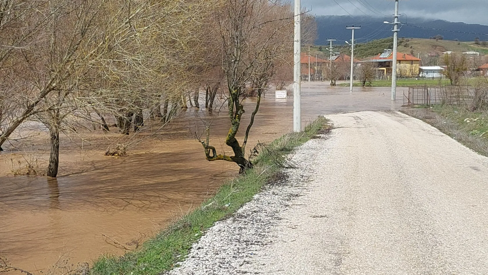 Seydikemer'de sağanak yol kapattı: Urluca Köprüsü'nden Yayla Patlangıç'a geçiş yok