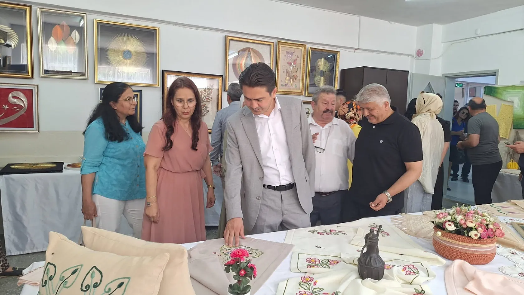 Seydikemer'de yıl sonu sergisi ilgi gördü: Kaymakam Dilekli'den kursiyerlere tebrik
