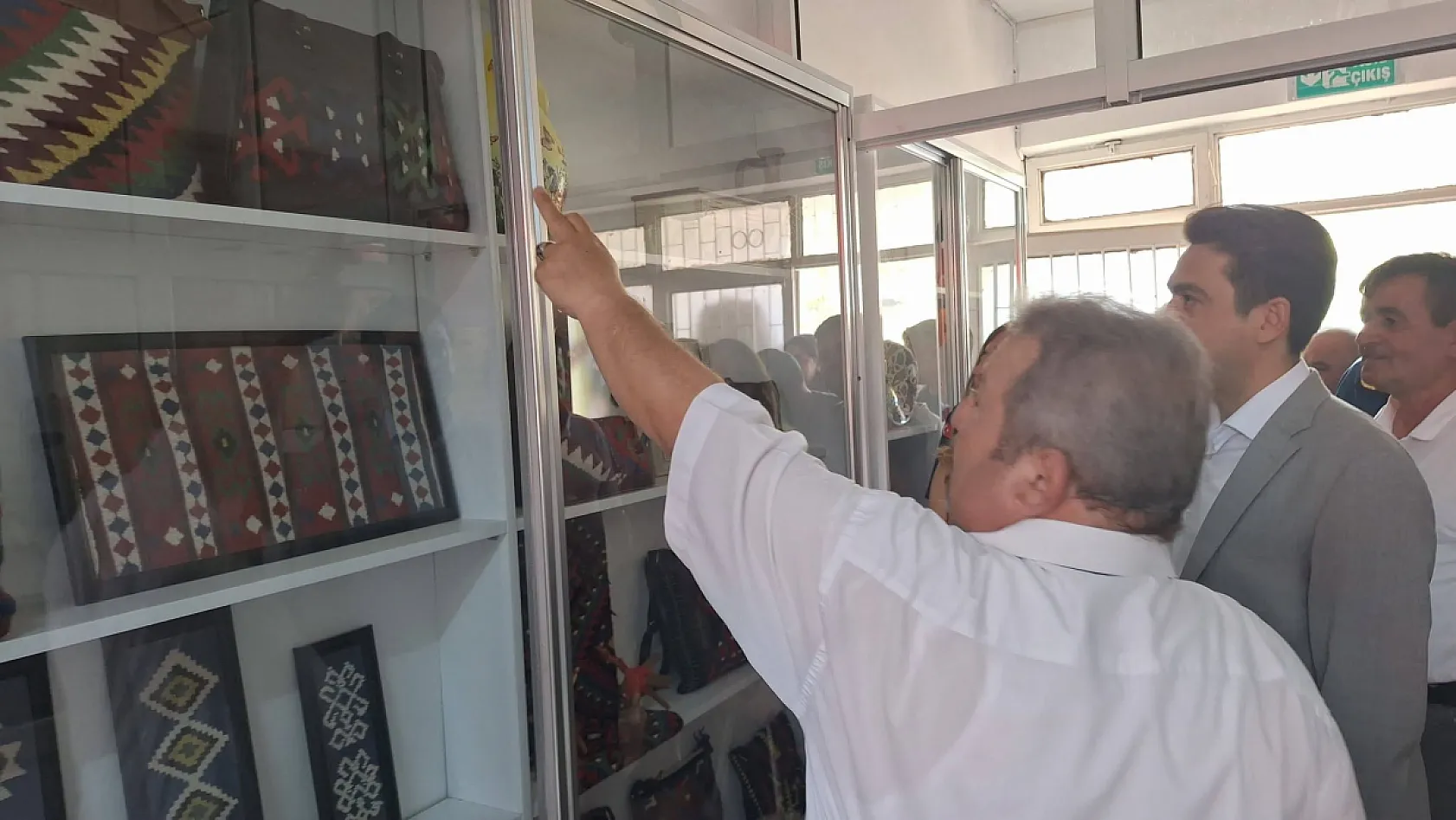 Seydikemer'de yıl sonu sergisi ilgi gördü: Kaymakam Dilekli'den kursiyerlere tebrik