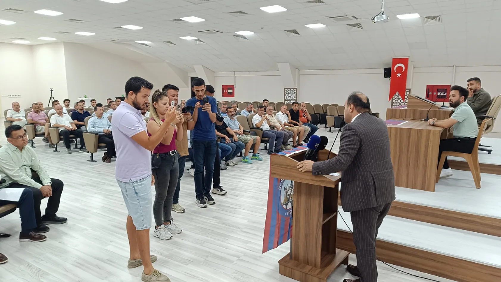 Seydikemerspor'da Güven Tazelendi Başkan Önder Akdenizli Yeniden Seçildi