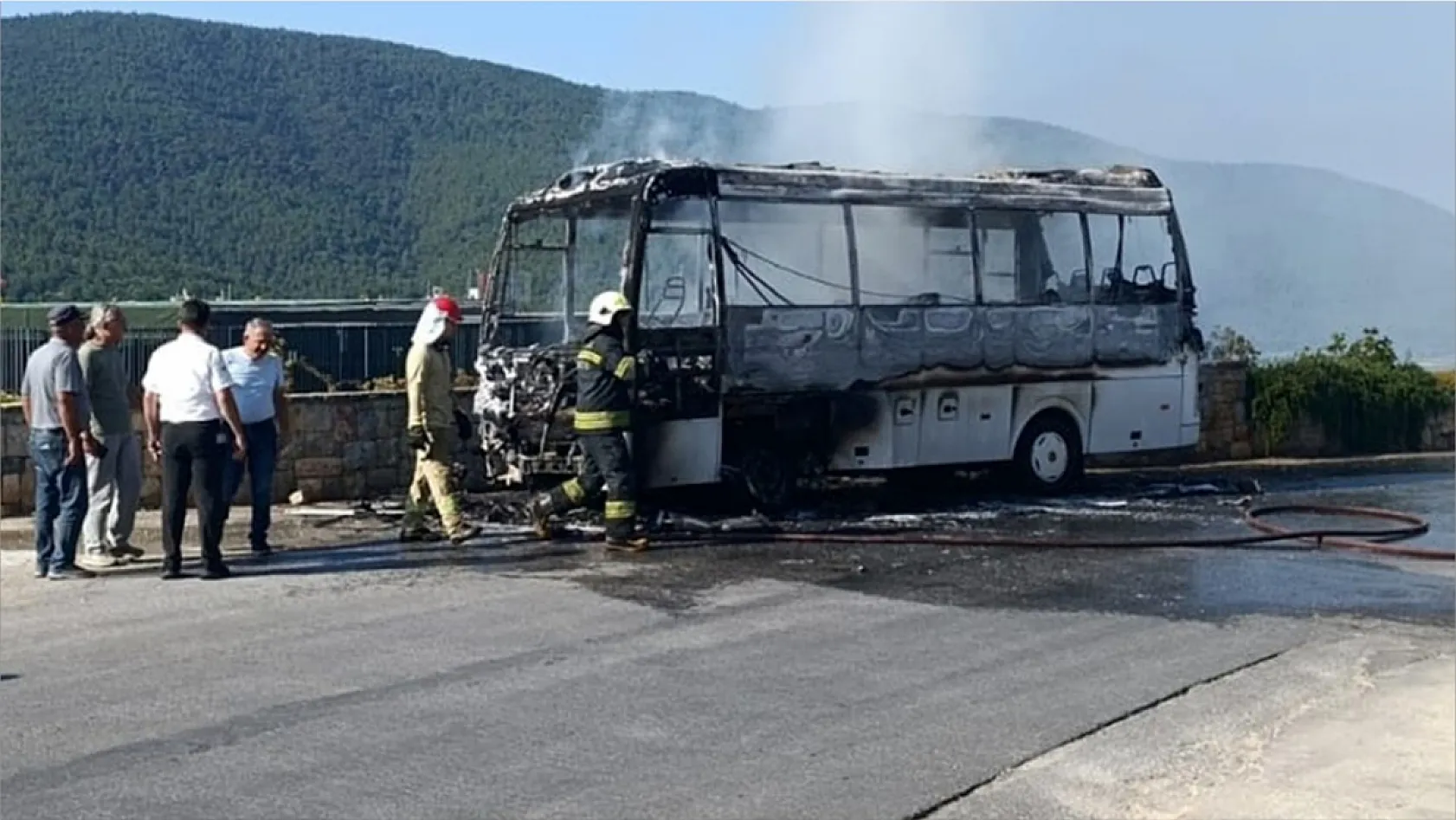 Bodrum'da seyir halindeki servis midibüsü alev alev yandı
