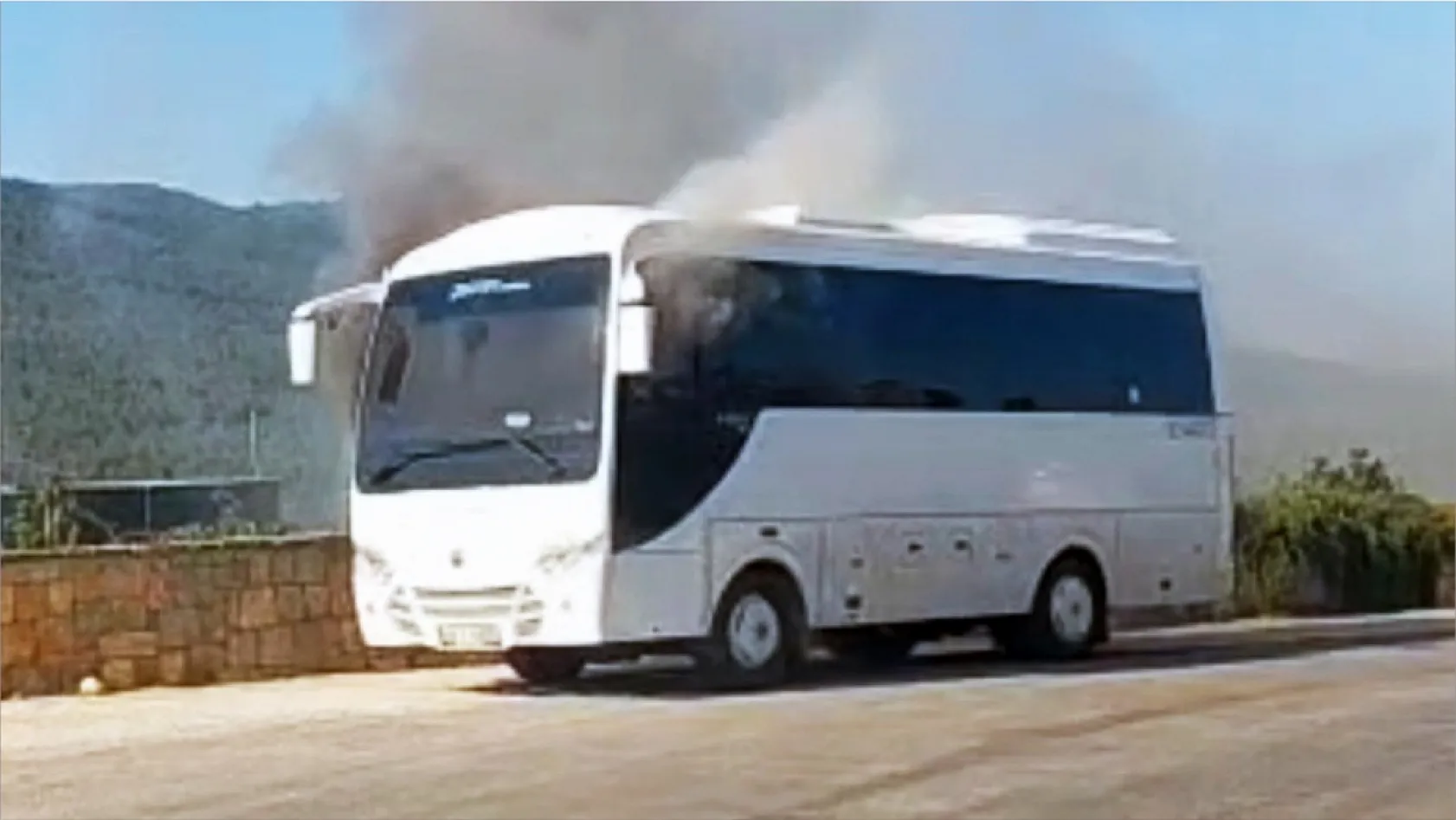 Bodrum'da seyir halindeki servis midibüsü alev alev yandı