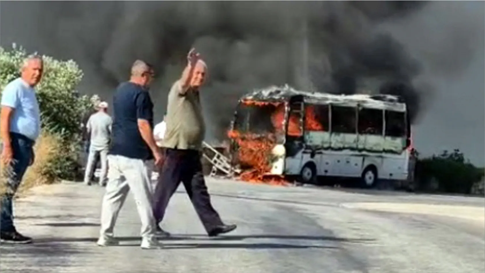 Bodrum'da seyir halindeki servis midibüsü alev alev yandı