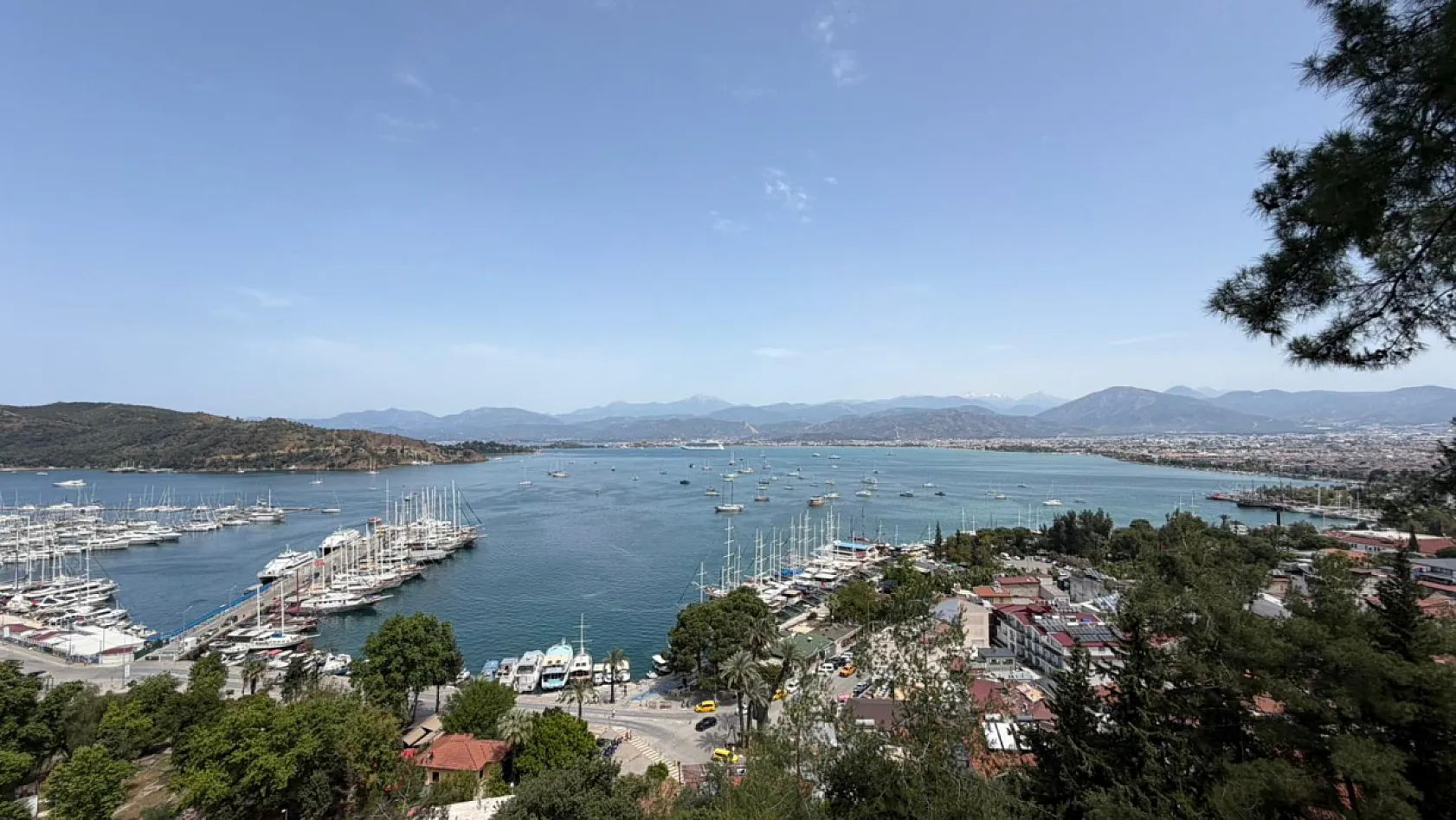 Sezonun ilk kruvaziyeri Fethiye Körfezi'nde: 'Allura' 1160 yolcusuyla demir attı