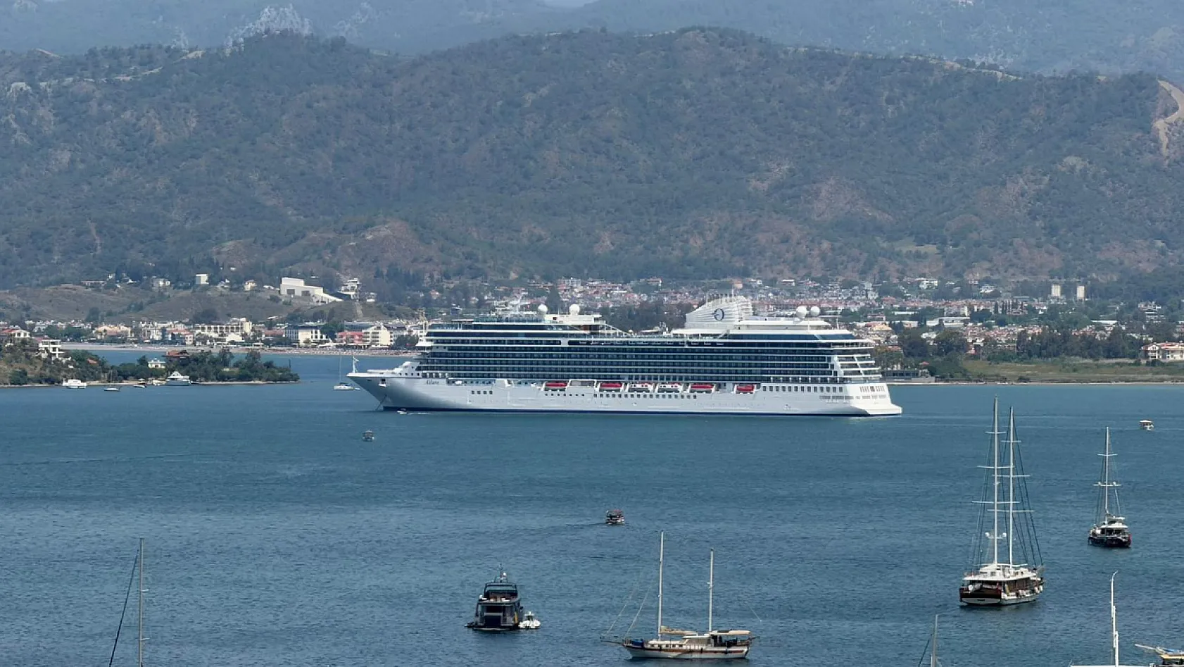 Sezonun ilk kruvaziyeri Fethiye Körfezi'nde: 'Allura' 1160 yolcusuyla demir attı