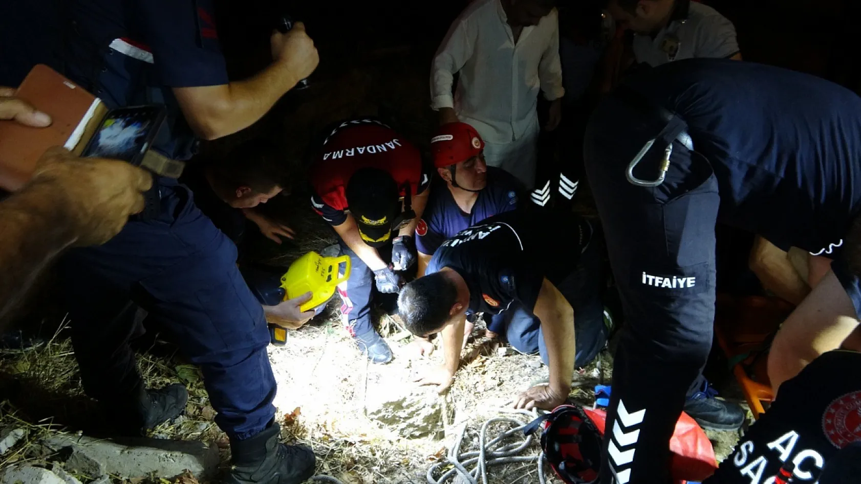 Side Antik Kent'te kuyuya düşen çocuğa nefes kesen kurtarma operasyonu