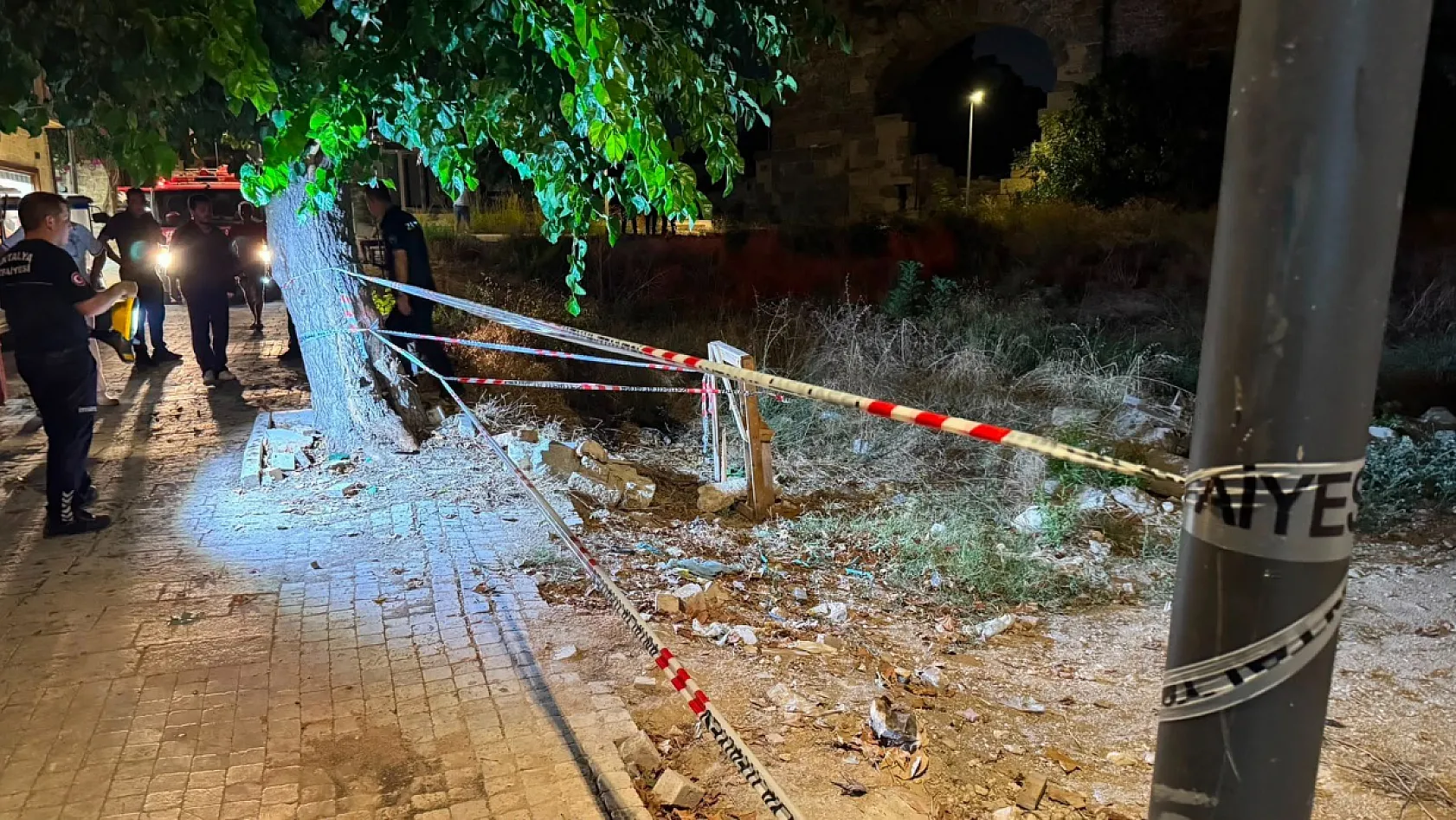 Side Antik Kent'te kuyuya düşen çocuğa nefes kesen kurtarma operasyonu