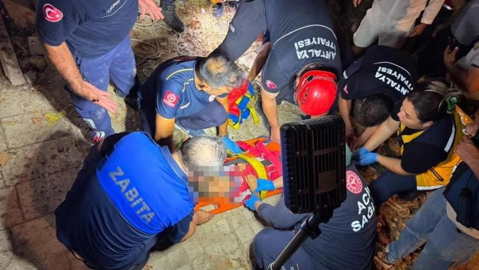 Side Antik Kent'te kuyuya düşen çocuğa nefes kesen kurtarma operasyonu
